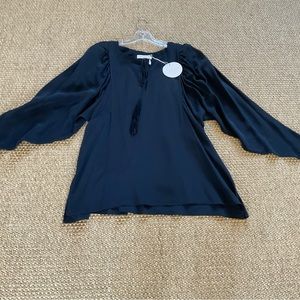 CHLOE SILK NAVY BLOUSE WITH GATHERED SLEEVES SIZE 42 FRENCH ( 8-10 US ) .